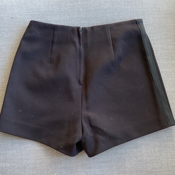 Black H&M shorts with details on sides in size 4. - Picture 2 of 4